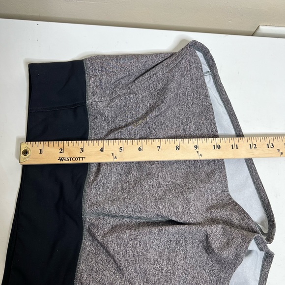 Lululemon shorts women’s size 8 gray black - Picture 7 of 8